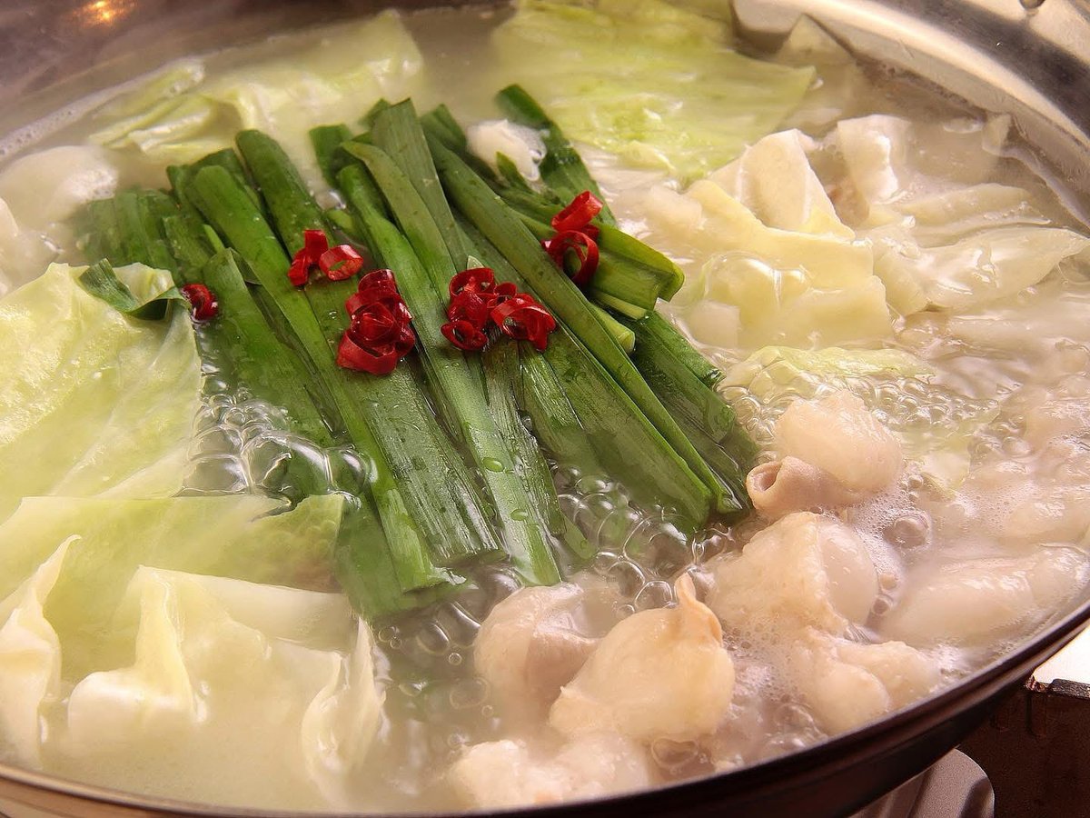 店主ジョーです😊今日は当店開業時（15年前）から残る唯一のもつ鍋「水炊き風もつ鍋」をご紹介します♪北海道旭川産のぷりぷりした甘味のある白もつにキャベツやニラを加えたシンプルなもつ鍋です。お椀に取り分けた具材に自家製酢醤油をかけてお召し上がりください。〆はゴマちゃんぽんがおすすめ👍