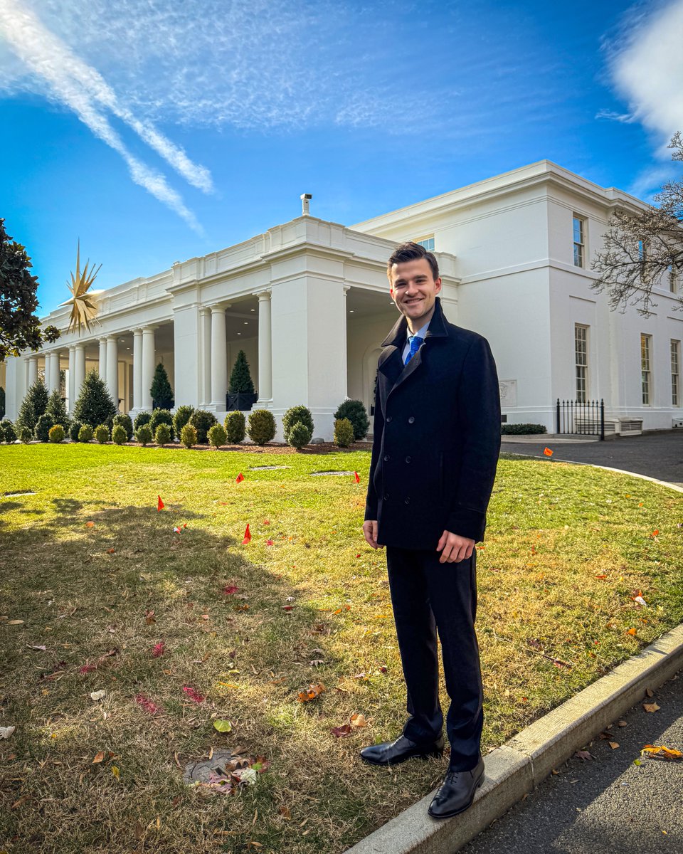 Those walls hold so many stories… Heartbreaking to see the East Wing of the <a href="/WhiteHouse/">The White House</a> being demolished. 🇺🇸
#WhiteHouse #EastWing
