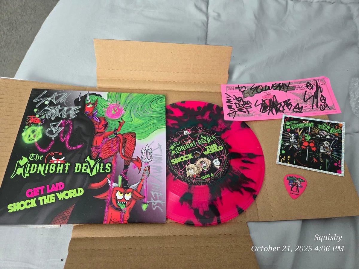 MidnightDevils's tweet image. Our new pink and green vinyl 7” single is shipping out all around the world.  Only 300 copies available.  Order yours today themidnightdevils.com/product-page/t…
#shocktheworld #gonnagetlaidtonight #themidnightdevils #sohardithurts #chrissniperhineline #jimmymess #samspade