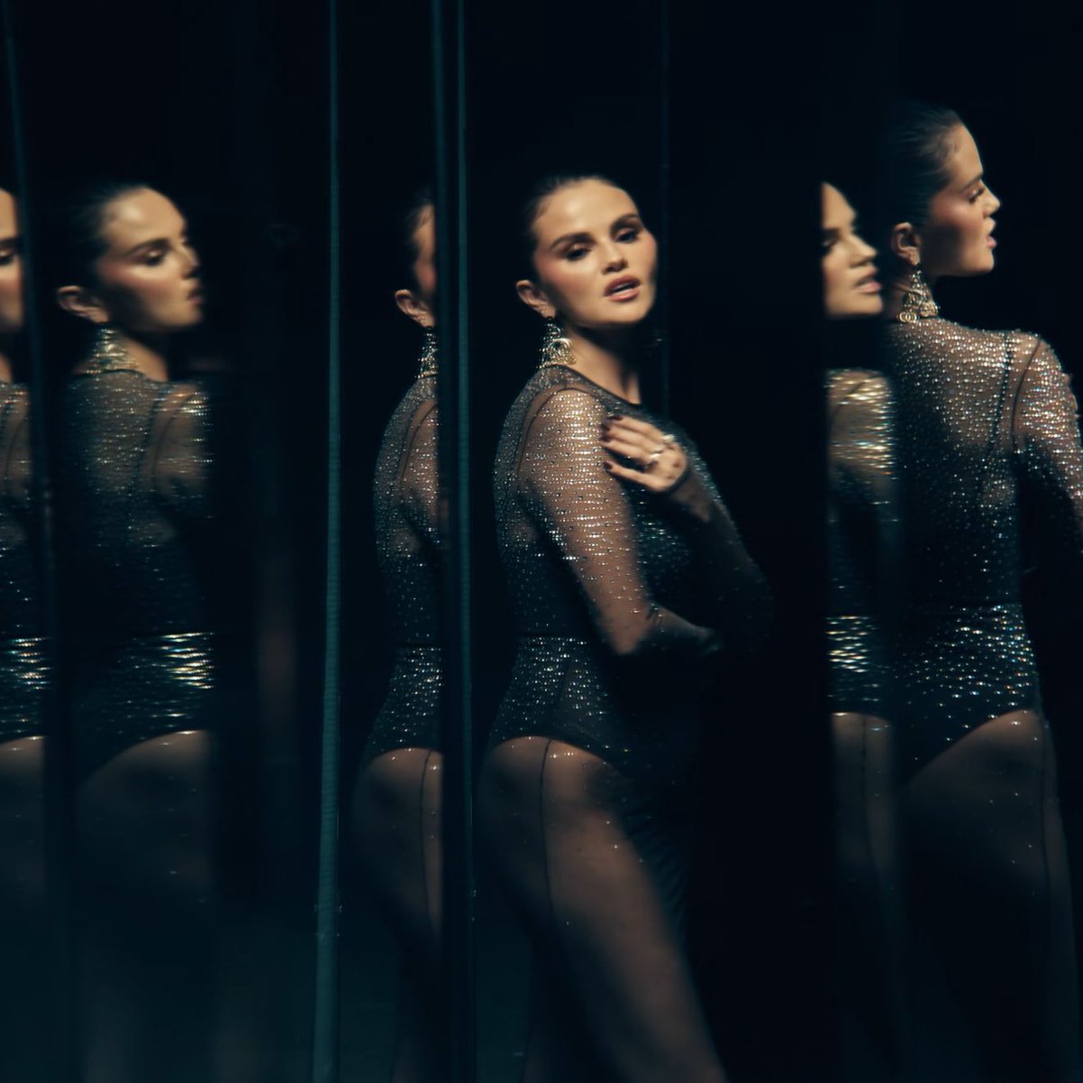 sightlyselena's tweet image. DID SOMEONE SAY REVIVAL
#InTheDark OUT NOW!!!
@selenagomez @SelenaFanClub