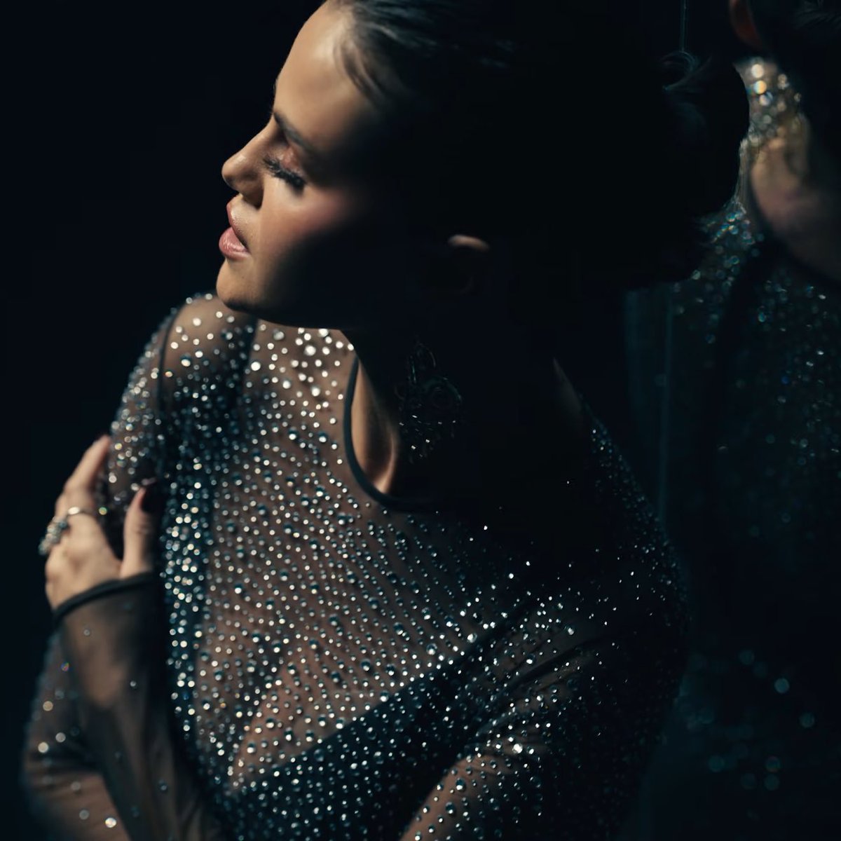 sightlyselena's tweet image. DID SOMEONE SAY REVIVAL
#InTheDark OUT NOW!!!
@selenagomez @SelenaFanClub