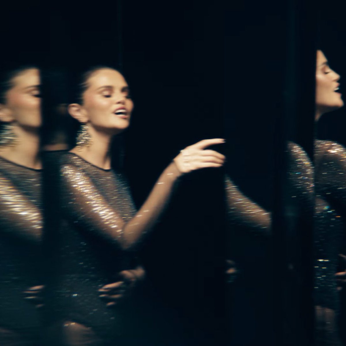 sightlyselena's tweet image. DID SOMEONE SAY REVIVAL
#InTheDark OUT NOW!!!
@selenagomez @SelenaFanClub