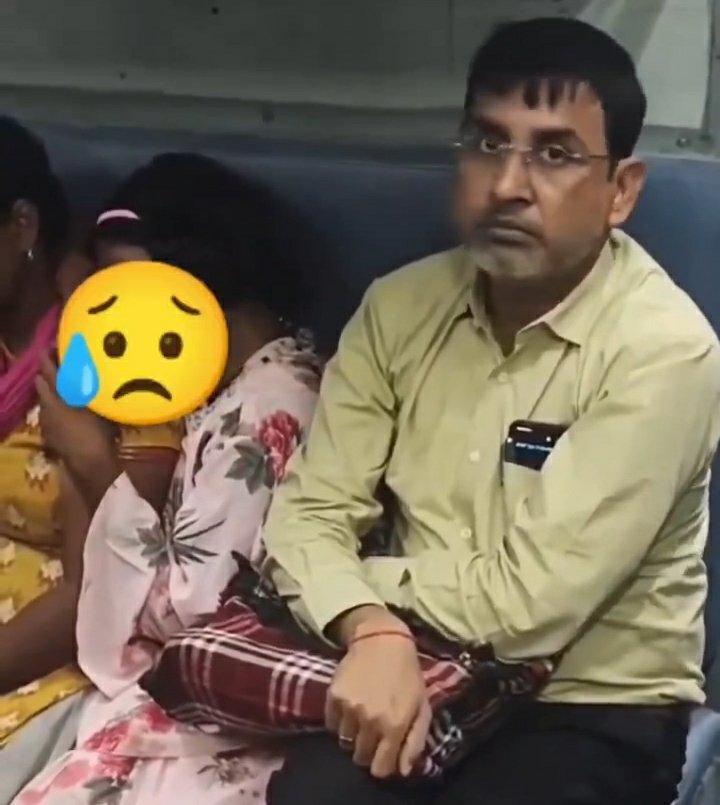 ElectrifiedMak's tweet image. This is how Shashi Bhushan Upadhyay case came to light:
1. A random social media user uploaded (as far as I know) a video capturing a middle aged man physically molesting a teenage girl in a running train.
2. It was a general compartment and many seats were vacant but Upadhyay…