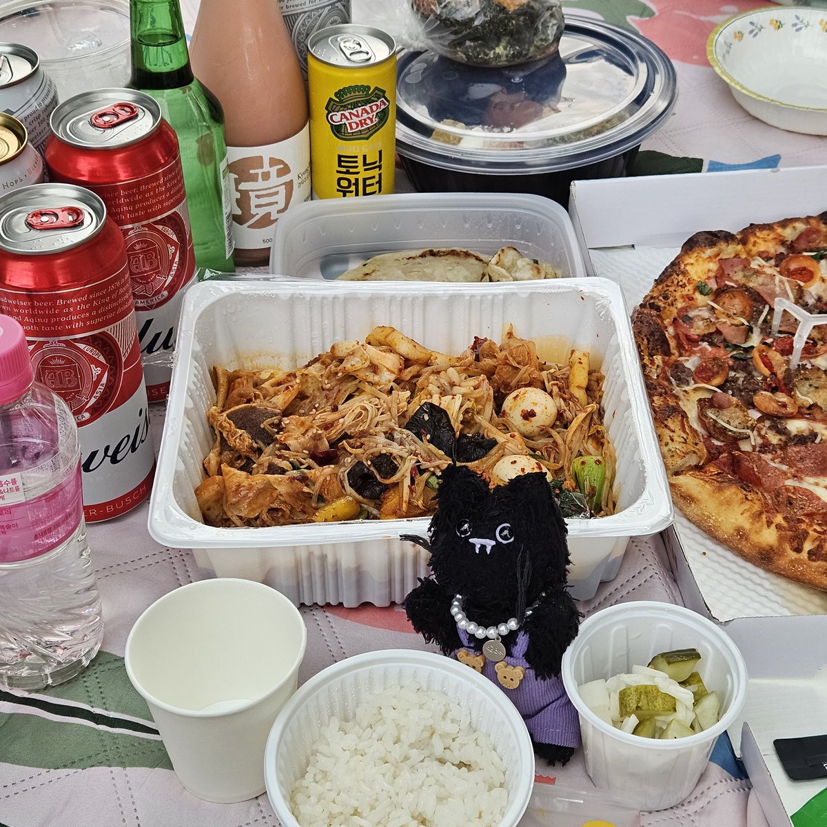 shouting_kkung's tweet image. 오랜만에 육뚱멍단
포카 안들고가서 이트씨거 빌림ㅇㅠㅇ