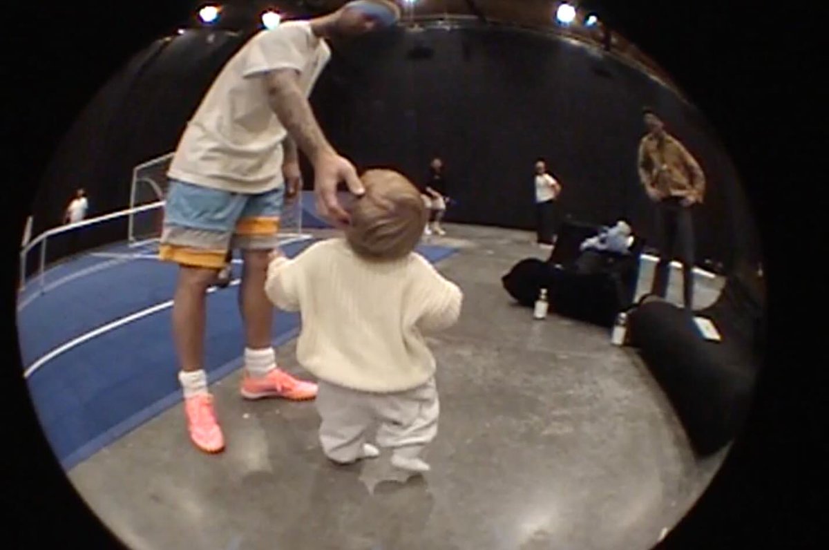 คุณพ่อลูกหนึ่งลงแข่งบาส เบื้องหลังตอนซ้อมก็มีกำลังใจน้อยๆมาช่วยเชียร์ด้วยครับ