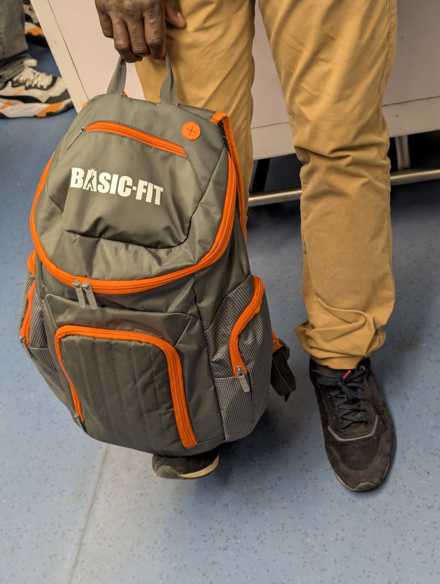 clmtmzr's tweet photo. S'il vous plaît. Ce sac est laid, et vous n'allez pas à la salle. Je compte sur vous pour que cette mode passe vite, très vite. https://t.co/SOmZZ0Ry2F