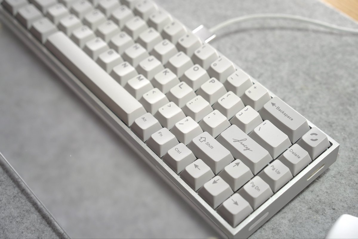 AnomaloG's tweet image. 今朝の写真だとコントラストが低くて微妙な色合いが伝わりにいくので追加。ちゃんとした化粧箱に入ったキーキャップを初めて買ったけど満足！自作キーボードにも興味が出てきた！！