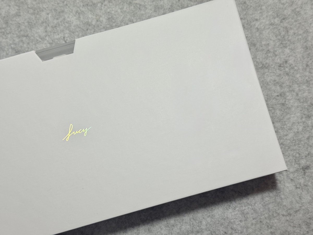 AnomaloG's tweet image. 今朝の写真だとコントラストが低くて微妙な色合いが伝わりにいくので追加。ちゃんとした化粧箱に入ったキーキャップを初めて買ったけど満足！自作キーボードにも興味が出てきた！！