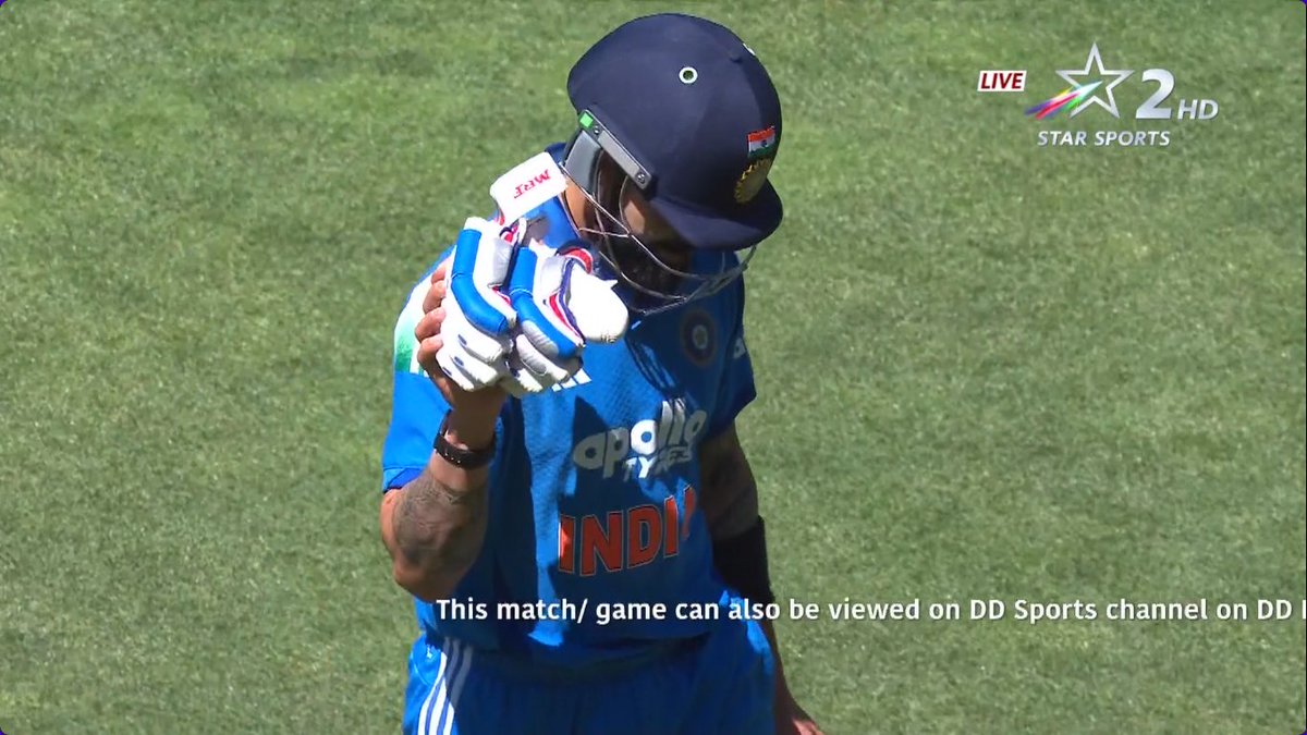 mufaddal_vohra's tweet photo. Virat Kohli acknowledged the Adelaide Oval crowd after walking back. https://t.co/s3WKuf2HtJ