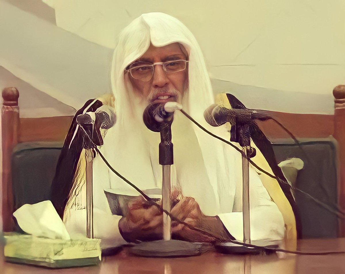 dr_habaloshi's tweet photo. من أسباب تميز مؤلفات الشيخ عبدالله بن صالح الفوزان -حفظه الله ونفع به- بعد توفيق الله له:

١- أن الشيخ يباشر التأليف بنفسه، ويكتب كتبه بخط يده في دفاتر، ثم تنسخ بعد ذلك بالكمبيوتر.

٢- أن شروح الشيخ المفرغة هي في الحقيقة مكتوبة؛ وذلك أن الشيخ لا يلقي درسه إلا مكتوبًا.

٣-التحضير الجيد للدروس قبل إلقائها.

٤- سعة اطلاع الشيخ على المسائل المشروحة، وحسن العرض لها.

٥- تفنن الشيخ في العلوم الشرعية وإتقانها كالنحو والبلاغة والحديث والفقه والأصول وغيرها.

٦- طول نفس الشيخ في الشروح، وعدم الاستعجال في طباعة الكتب.

٧- تواضع الشيخ في العلم، وحسن القصد في التأليف؛ لنفع الناس وتسهيل العلم.

٨- زهد الشيخ في المناصب والمراتب.

٩- بعد الشيخ عن الظهور الإعلامي والتصدر والشهرة، ومجالس القيل والقال.

١٠- تعبد الشيخ وتنسكه، وتزكية النفس.

وكل واحدة من هذه الأسباب والمزايا تحتاج إلى شرح وبسط..
