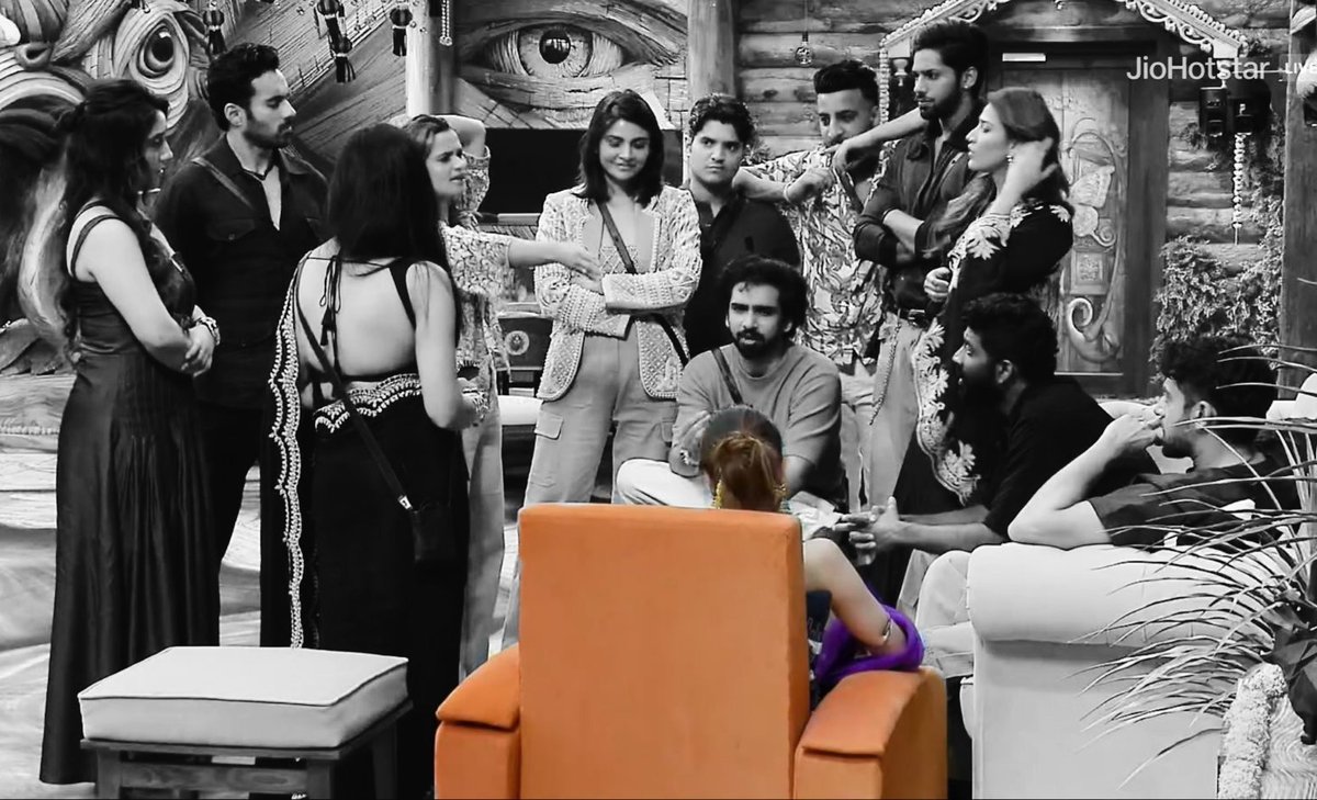 NavinSh62481158's tweet image. Doens't Matter who u r,
Doesn't matterWhere r u from,  The only Matters is That" Are You Winning Heart.

Yes Here is the Proof she's winning ✓
Congratulations @Farrhana_bhatt
For 1M IG FAM 

#FarrhanaBhatt  #BiggBoss19 #BB18 
   Then                                          Now