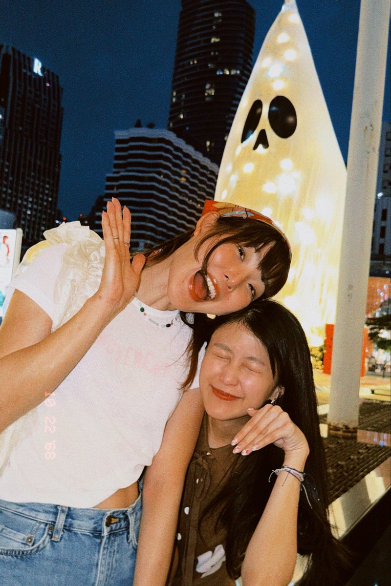 PPIMMYY's tweet photo. ตามกระแสไปถ่ายน้องผี ที่ Central World ใช้ Dazz Cam เหมือนเดิม เลือก Classic U ถ่ายออกมาน่ารักมากก ขนาดถ่ายตอนหัวค่ำ ชอบมากก แอบมายืนถ่ายมุมข้างๆๆจะได้ภาพมุมแบบนี้เลย https://t.co/NLZD1irquD
