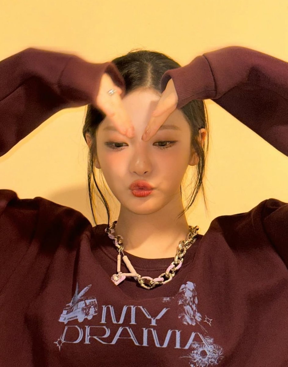 m0u0ml's tweet photo. 🦋✨ニンニンお誕生日おめでとう✨🎂
aespaのdiva ningningダイスキ^. .^ ੭♡
#HappyNingNingDay
#StunNING_23rd_BDAY
#닝구리퐁퐁_마이야호가_지켜줄게 https://t.co/bqk2EvIepo