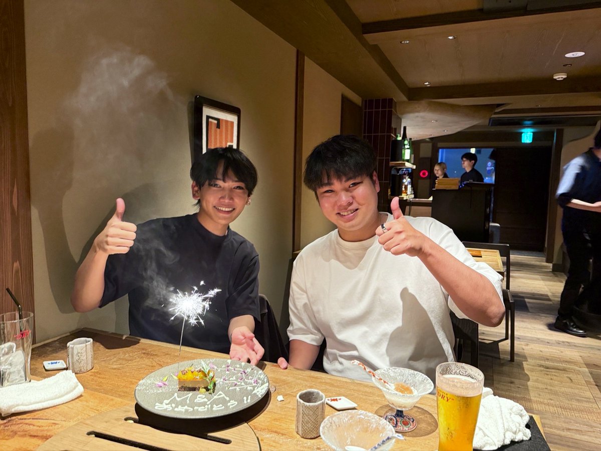 takatori88's tweet photo. 昨日は迫さん(@yuki_99_s )にお祝いしてもらった！！

ちょうど1年前。僕は6ヶ月以上の期間を迫さんと“同じ物件の隣の部屋”で過ごしていました。

本当に文字通りずっと一緒にいました。

お互いの部屋の鍵を共有していたので、好きな時に家に入り、好きな時にご飯を食べて、好きな時に撮影して、仕事の話して、女の子の話して、13時間くらいドライブして、まあ、とにかくずっと一緒にいました笑

そこで培った思考やスキルが今の僕を作っています。恩師です。

大阪に引っ越されてからなかなかお会いする機会も減っていましたが、こうしてまた一緒にご飯を食べて、ふざけた話もできて、一緒に遊べる時間がまた来ると思っていなかったのですごく幸せでした。

改めて、ありがとうございます！これからもよろしくお願いします！

僕はもっともっと成長して、迫さんが胸張って「あの高取って人は元々僕の受講生で、隣に住んでたんだよ」って言えるような人間になります。

よろしくお願いします！🥋