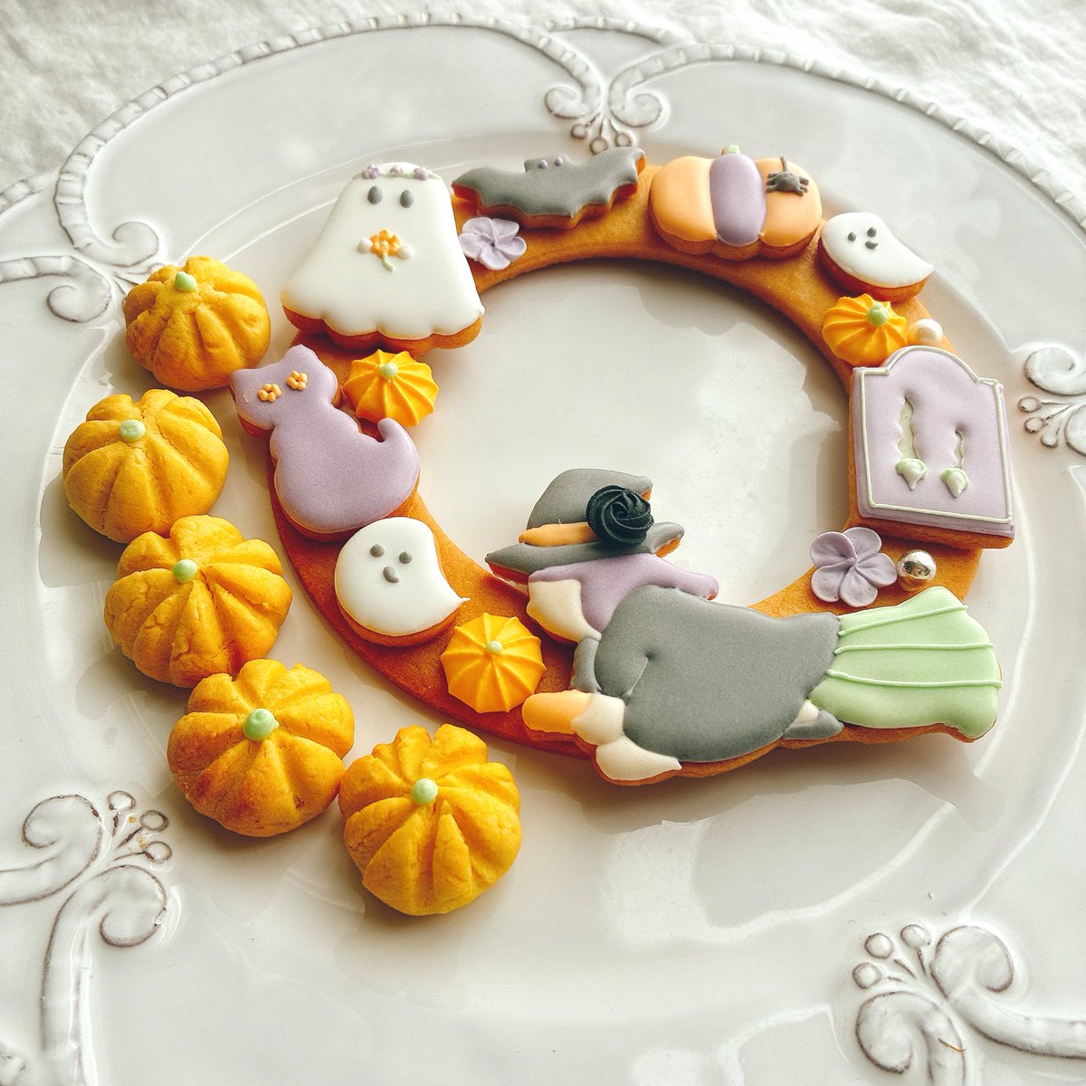 今日はお休みだったので、久々レッスンへ✍

カボチャ味のスノーボールクッキーに
リース型のアイシングクッキー🤍🫧
ハロウィンらしくて可愛さ満点🎃

来月からはクリスマスシーズン🎄で作りたいお菓子がいっぱい🌟

これからいつもお世話になってるぴのーずの皆に沢山のお菓子、心を込めて贈ります🌼