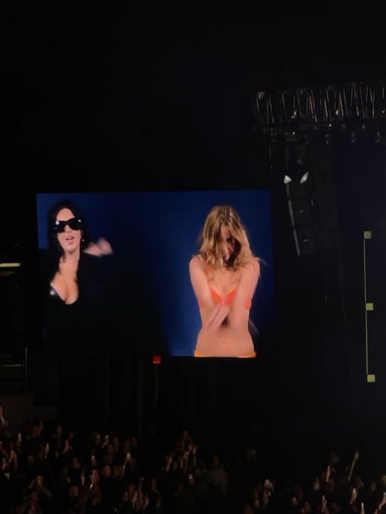 AccessAddison's tweet image. CHARLI XCX JOINS ADDISON RAE ON STAGE🚨🚨🚨