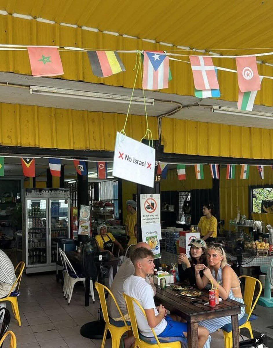 “Prohibida la Entrada a Israelíes”

Cartel colocado en un restaurante en Koh Phangan, Tailandia. Con la bandera de Puerto Rico ahí de frente!