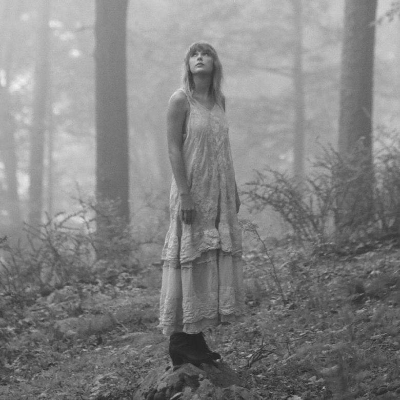 TheSwiftSociety's tweet photo. 🏆| “Folklore” by Taylor Swift has surpassed 10.9 BILLION Spotify Streams! https://t.co/JEAea4tJhU