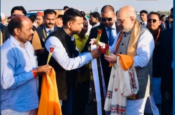 Ajay_reporter's tweet photo. किस तरह से बिहार में बचे खुचे कांग्रेस को मारा जा रहा है। कोई भी सामान्य व्यक्ति समझ सकता है..कौन लोग हैं जो कांग्रेस के भीतर बैठकर ही पार्टी को घुन की तरह कमजोर कर रहे हैं..कई सीटों पर टिकट वितरण को लेकर अनियमितता का आरोप लग रहा है। कई जगहों से टिकट बेचने का आरोप लग रहा है। अगर ये सब आरोप झूठे भी हों तो भी ये कैसे संभव हो सकता है कि कोई व्यक्ति दो दिन पहले, 10 दिन पहले, एक महीने पहले पार्टी में शामिल हो और उसे हाथ के हाथ टिकट भी दे दिया जाय। एक या दो व्यक्ति तो ऐसे हैं जिनको टिकट मिलने के बाद लोगों को पता चला कि वो कांग्रेस में शामिल हो चुके हैं। आइए बिहार कांग्रेस के इस अजब गजब टिकट वितरण से आपको भी रूबरू कराते हैं...👇

* सोनवर्षा – चिराग पासवान की पार्टी छोड़कर 8 अक्टूबर को कांग्रेस में शामिल हुए महिला को उम्मीदवार बनाया गया है..

* कुमराहर (पटना) – इंद्रदीप चंद्रवंशी ( अमित शाह के करीबी)

* नौतन – अमित गिरी ( पायनियर कोचिंग के मालिक) ( बीजेपी और संघ के करीबी)..

* रक्सौल – श्याम बिहारी सिन्हा ( 23 सितम्बर को कांग्रेस में शामिल हुए और एक महीने में पार्टी के उम्मीदवार बन गए)

* फारबिसगंज – मनोज विश्वास ( 5 अक्टूबर को कांग्रेस में शामिल हुए और एक हफ्ते में पार्टी ने इन्हें टिकट दे दिया)

* कुचायकोट – हरिनारायण ( 2 सितम्बर को अपने समर्थकों के साथ कांग्रेस में शामिल और एक महीने बाद पार्टी ने उन्हें उम्मीदवार बना दिया है..)

* बेलदार – मिथिलेश कुमार ( आजीवन रामविलास पासवान के करीबी रहे। टिकट मिलने से पहले किसी को नहीं पता था कि वो कांग्रेस में कब शामिल हुए..)

* नालंदा – छोटे मुखिया उर्फ कौशलेंद्र कुमार ( बीजेपी के उपमुख्यमंत्री सम्राट चौधरी और विजय सिन्हा के करीबी)..

* कस्बा – मोहम्मद इरफान आलम ( निर्दलीय सांसद के करीबी) कुछ दिन पहले तक ये साहब जेडीयू अल्पसंख्यक सेल के महासचिव थे। कांग्रेस ने अपने 5 बार के विधायक अफाक आलम को टिकट काट कर इनको टिकट दिया है..

* पूर्णिया – जितेंद्र यादव ( मुख्यमंत्री नीतीश कुमार के करीबी रहे हैं) ( निर्दलीय सांसद से नजदीकी)..

*किशनगंज – कमरुल होंडा ( 2019 के उपचुनाव में MIM के टिकट पर चुनाव जीते थे। 2020 के विधानसभा चुनाव में कांग्रेस के प्रत्याशी इजरायल हुसैन चुनाव जीते थे और होंडा जी तीसरे नंबर पर थे। लेकिन इस बार 10 सितंबर को कांग्रेस में शामिल होते हैं और इन्हें पार्टी अपना उम्मीदवार बना देती है।)

* सिकंदरा – विनोद चौधरी ( प्रधानमंत्री मोदी से प्रभावित है। सोशल मीडिया पर इसका खूब प्रचार करते रहे हैं। इस साल फरवरी में कांग्रेस में शामिल हुए थे..पार्टी ने अपने निष्ठावान एक पूर्व विधायक का टिकट काटकर उनको सम्मानित किया है..

* बथनाहा – नवीन कुमार ( उम्र सिर्फ 25 साल)...इनको भी टिकट मिलने से पहले बिहार कांग्रेस के वर्तमान बड़े नेता भी नहीं जानते..

* हरनौत – अरुण बिंद ( टिकट मिलने से दो तीन दिन पहले तक ये लोकजनशक्ति पार्टी और चिराग पासवान का झंडा उठाए हुए थे। आखिरी के दो दिनों में पहले ये कांग्रेसी बने फिर रिवॉर्ड के रूप में पार्टी ने इन्हें टिकट भी दे दिया..