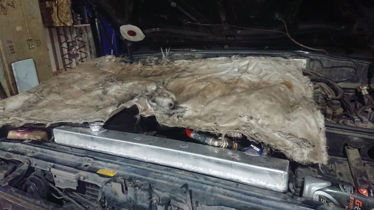 Как нагреть ебучий ТЛК80?

Версия для Эмиратов, увеличенный радиатор и рубашка охлаждения. В него 16 литров антифриза входит, вместо привычных 11-ти. 
Уже мотор войлоком укрыл. Он, кажется, вообще не знает что такое перегрев.

Крыльчатку радиатора снять?