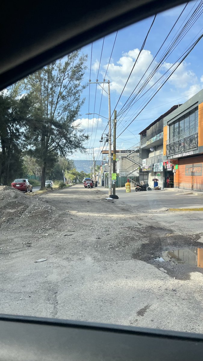 Llevan 3 semanas queriendo repavimentar la Calle Camino a la Pedrera en el Ingreso al Fraccionamiento Alta California <a href="/GobTlajomulco/">Gobierno Tlajomulco</a> <a href="/GerardoQuirinoV/">Gerardo Quirino</a> y van lentos solo levantaron el pavimento viejo y provoca tráfico <a href="/Trafico_ZMG/">TráficoZMGuadalajara</a>