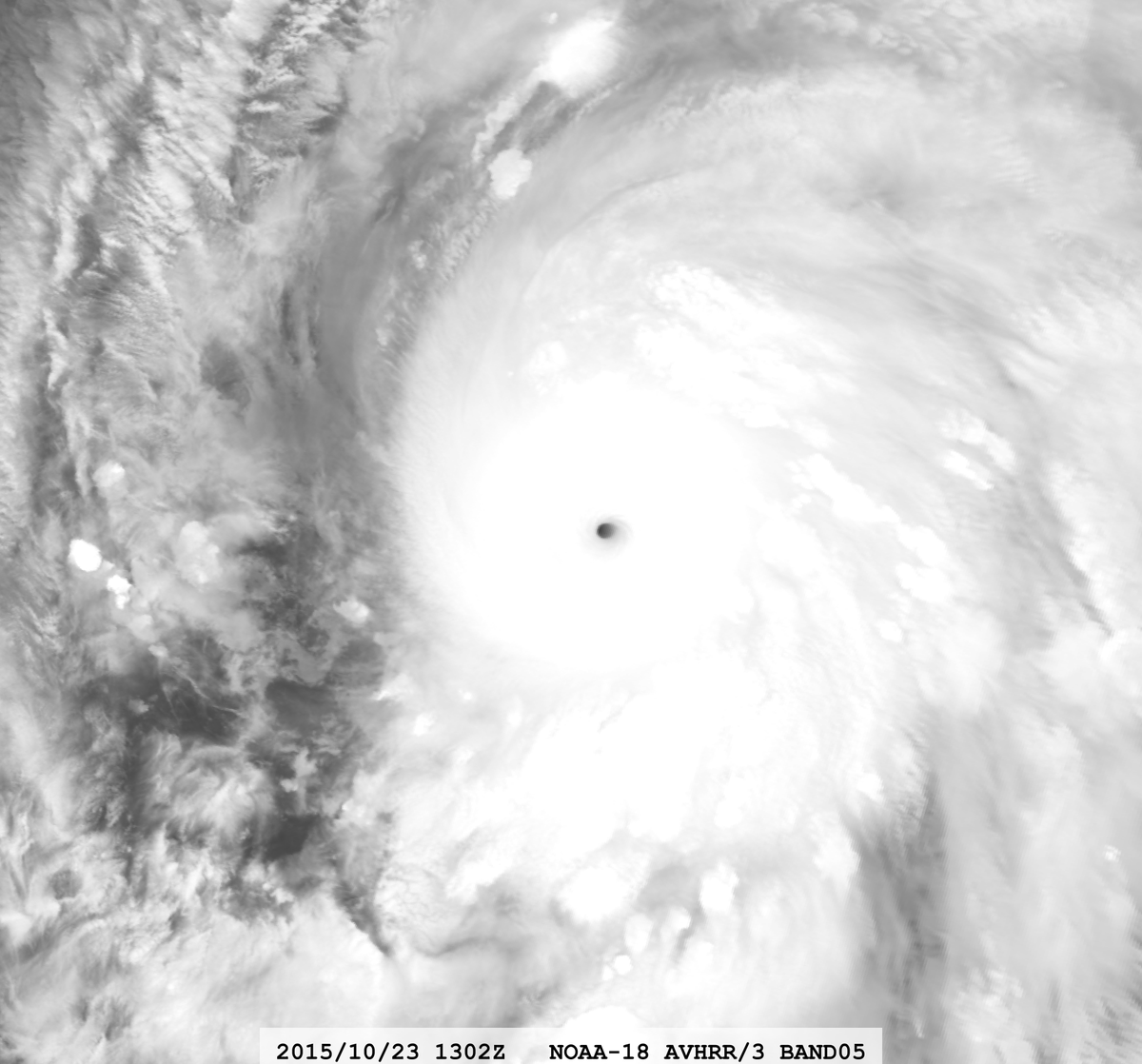 zeb199818's tweet photo. Hurricane #20L #Patricia 10-year Anniversary
Satellite: #NOAA18 #AVHRR3
Channel : B04 (10.8 µm) 1.1 km
Time : 2015/10/23 1302Z
Eye Temp : 14.539 °C
CPA : ~400 km https://t.co/DS9bhOyDuJ
