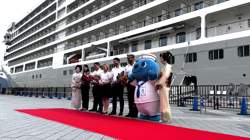 清水港へおみえのお客様をお迎えする清水芸妓さん。  先日は、和食展しずおかという、和食をテーマとした展示会でも、踊りを披露いたしました。 夜のお座敷のイメージが強い芸妓さんですが、清水芸妓さんは、さまざまな役割も担っています。