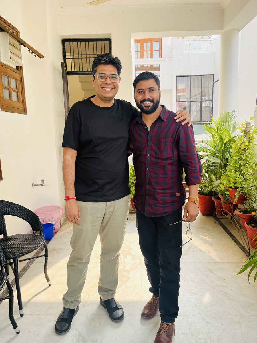 Somgiri1396's tweet image. बहुत सारी किताबों का सार यदि लेना हो तो ऐसी बैठकें जीवन के सार्थक मूल्यों के लिये बेहद ज़रूरी होती है। आदरणीय @divyapdubey भैया के लखनऊ आगमन पर उनके आवास पर एक सार्थक परिचर्चा। भैया का स्नेह यूँ ही बना रहे♥️💐
#Divyaprakashdubey #Lucknow #somnathkashyap