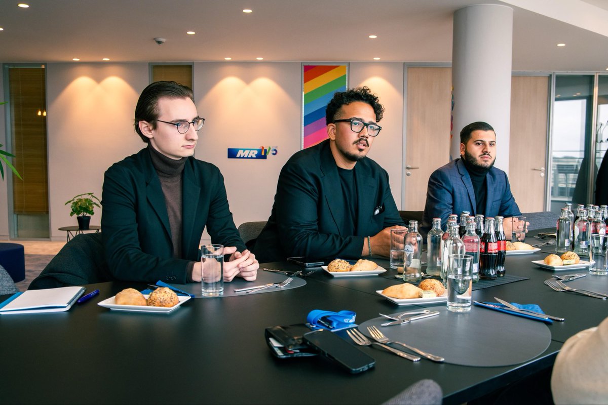 Hier, nous avons eu l’occasion de partager un moment d’échange avec <a href="/GLBouchez/">Georges-L BOUCHEZ</a> autour des perspectives des <a href="/JeunesMRBxl/">Jeunes MR Région Bxl</a> à Bruxelles.
L’objectif est clair : répéter en 29 ce que nous avons accompli en 24. 

Merci à <a href="/MrFosseprez/">Qas</a> pour l’organisation de ce déjeuner, et merci à