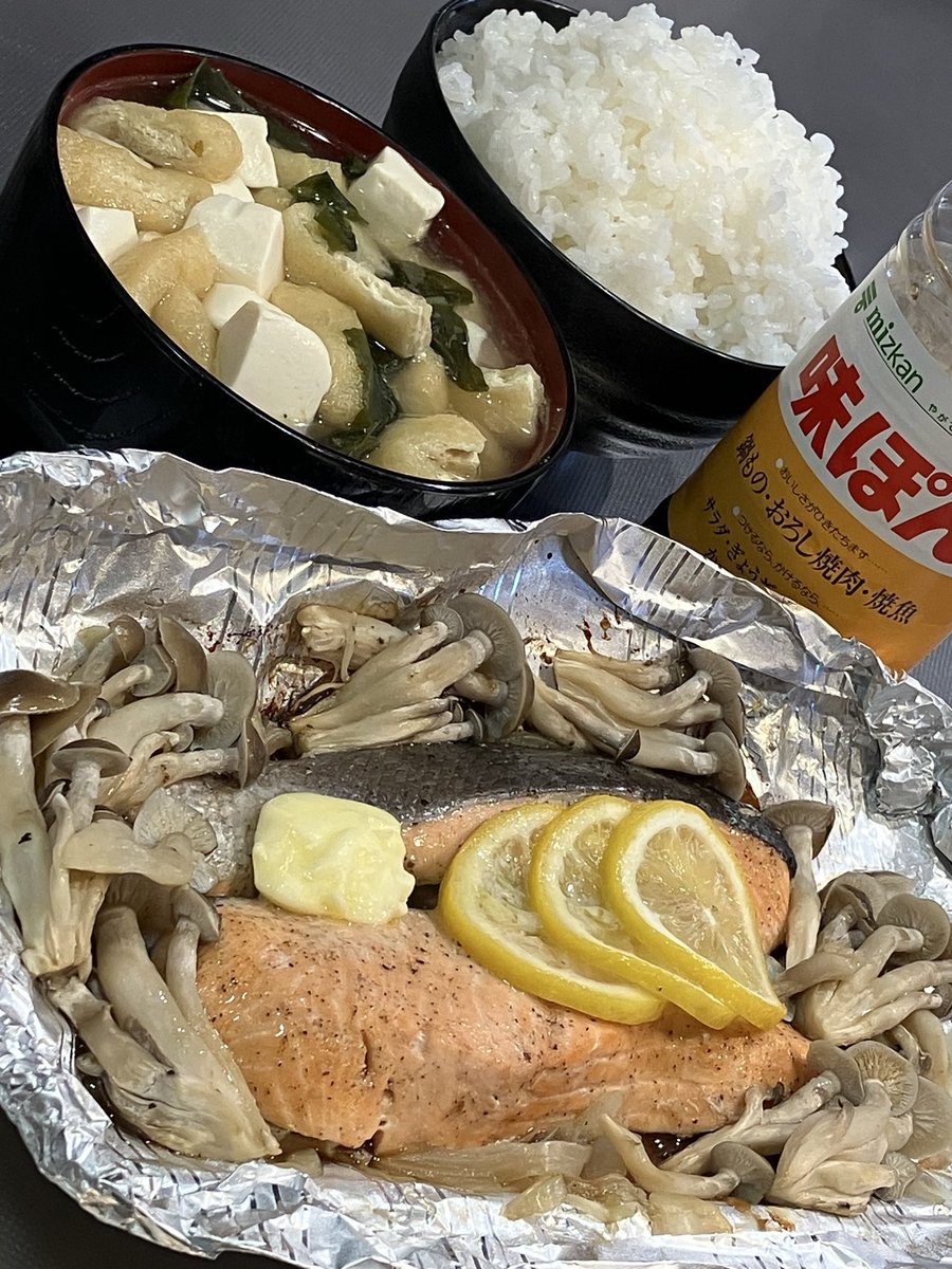 sense_kabu's tweet image. 今日は秋鮭のバタぽんホイル焼き定食を食べました。おいしかったです。