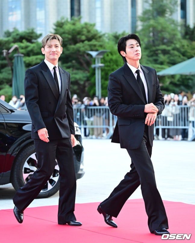 -star kenapa ya jarang yang ngestan tvxq di indonesia? padahal mereka legend, cakep banget, real musician, atittudenya bagus, lagu mereka juga easy listening….😔