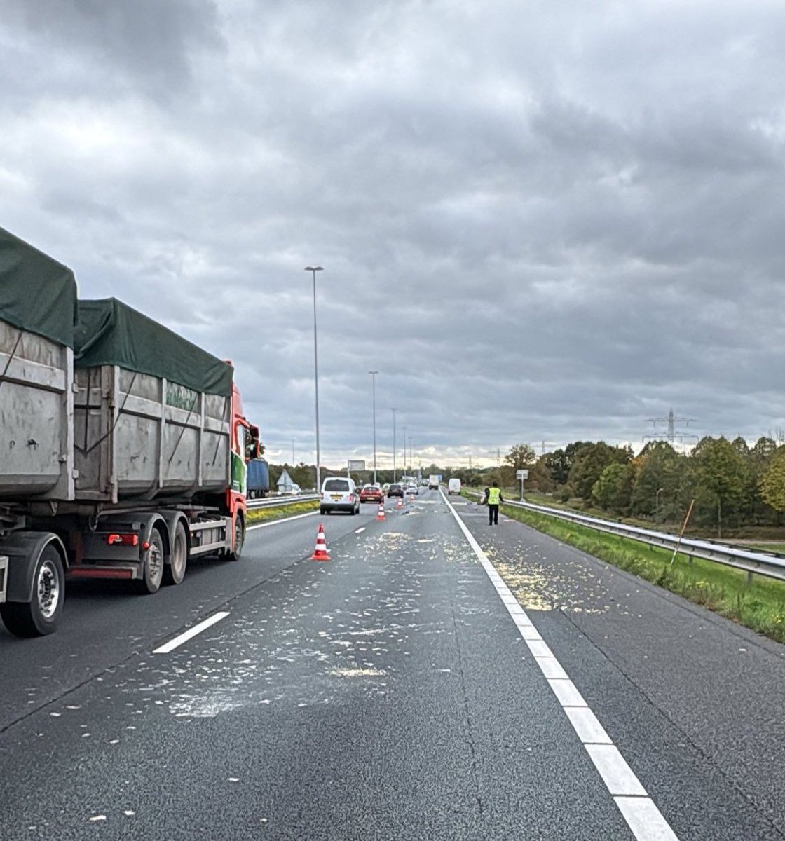 Vrachtwagen verliest lading friet op A73 bij Cuijk