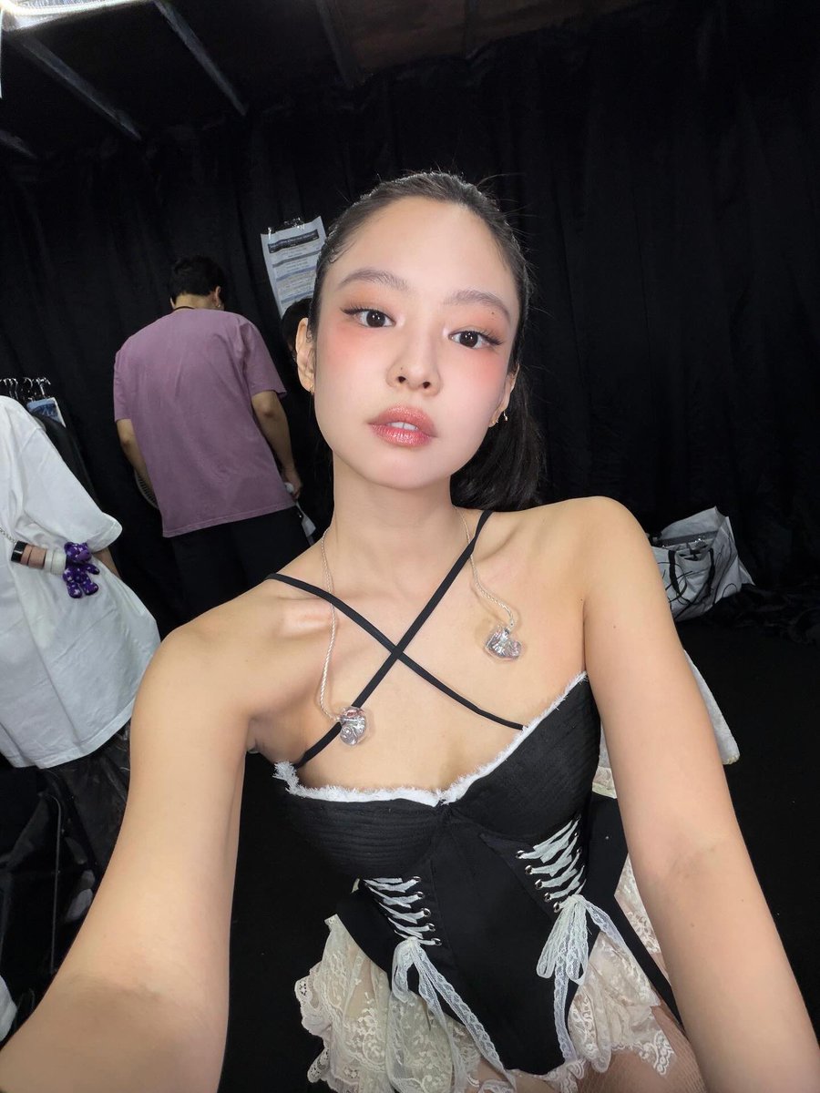 DC 제니 갤러리 tweet media
