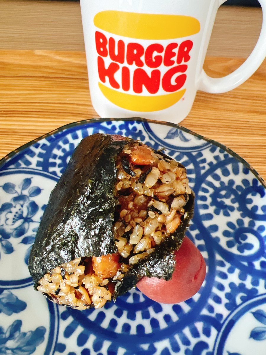 kina_kinally's tweet photo. 今朝も、いつものごとく、COCONMOGUのおにぎりと自家製カリカリ梅。
本日は、大豆とひじきと鶏五目のや〜つ。
・
・
#onigiriaction
を付けてオニギリの写真をsnsに投稿すると飢餓に苦しむ子ども達の給食費5人分になるよ https://t.co/jCXuANunX5