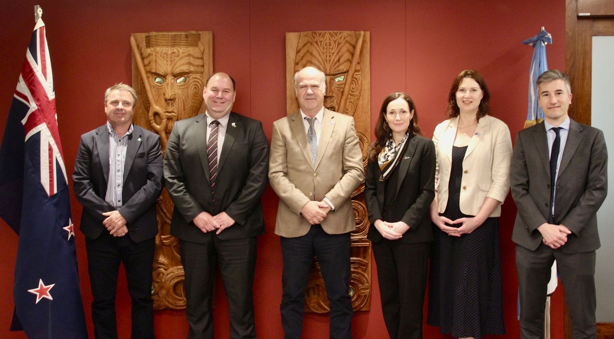 El Ministro Andrew Hoggard se reunió con Sergio Iraeta, Secretario de Agricultura, y Néstor Osacar, Vicepresidente del SENASA. 

Un encuentro productivo entre 🇦🇷 y 🇳🇿 para fortalecer nuestra relación cómo países agrícolas afines con múltiples similitudes y desafíos compartidos.