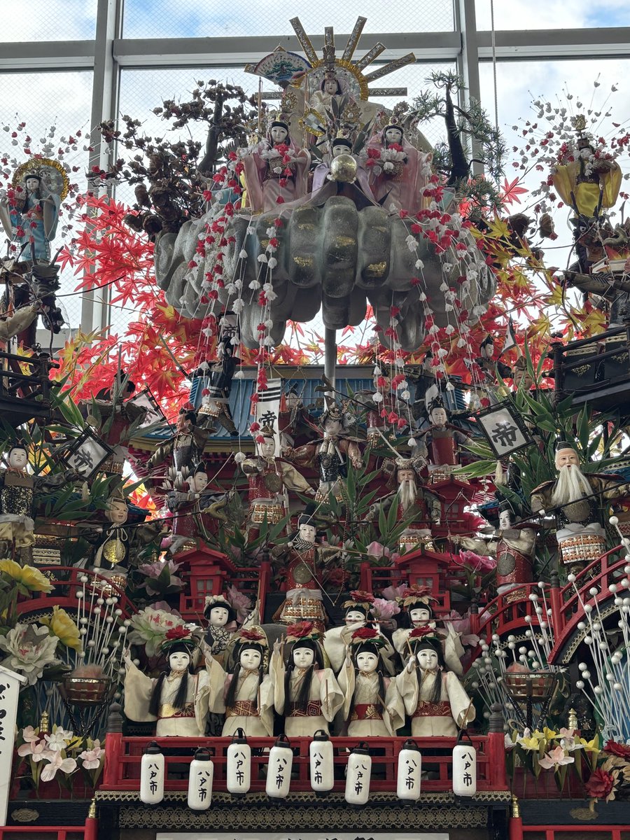 文化庁公演第2クール終演！東京へ向かってます。混雑する車内、自分の隣２席は空席。仕事せずに寝てしまった。
八戸の子供達も元気でした！歌声も可愛かったなぁ。伴奏にも気合が入ります。
ホテルからの八戸駅の景色(朝／夜)立派な駅だな。
人形達も見事です。素晴らしい。夜中にお祭りしてそう。