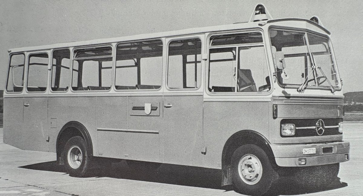 #kapogestern: Im August wurden zwei Mercedes LP 913/42 in Betrieb genommen. Sie hatten 31 Sitz- und 14 Stehplätze und einen 6 Zylindermotor der 130 PS leistete.