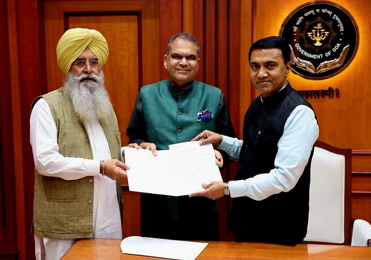 Along with Cabinet Minister S. <a href="/gurmeetkhuddian/">Gurmeet singh Khuddian</a> Ji, met Hon’ble Goa CM <a href="/DrPramodPSawant/">Dr. Pramod Sawant</a> Ji and invited him to the 350th Shaheedi Gurpurab of Sri Guru Tegh Bahadur Ji.

He graciously accepted the invite and presented a book on Goa’s history. Grateful for his gesture. 🙏
