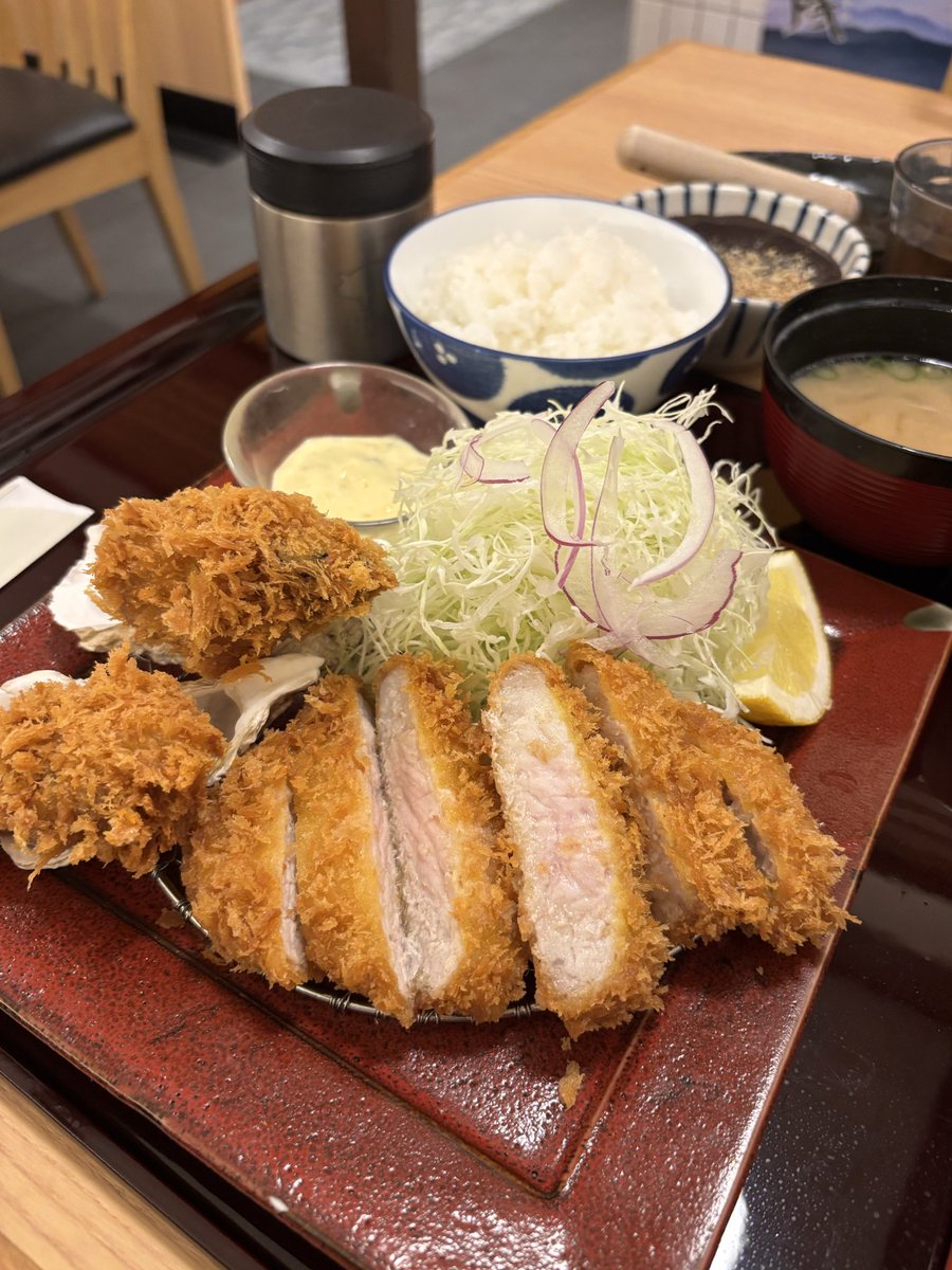 sassk18's tweet image. お疲れさまです！
ロースかつ＆かきフライ🙌
いただきます😋😋😋