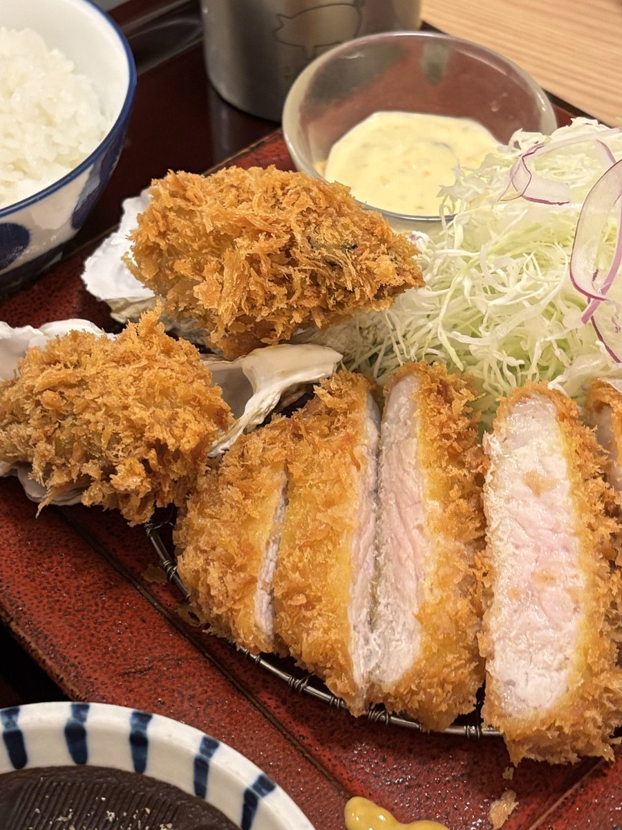 sassk18's tweet image. お疲れさまです！
ロースかつ＆かきフライ🙌
いただきます😋😋😋