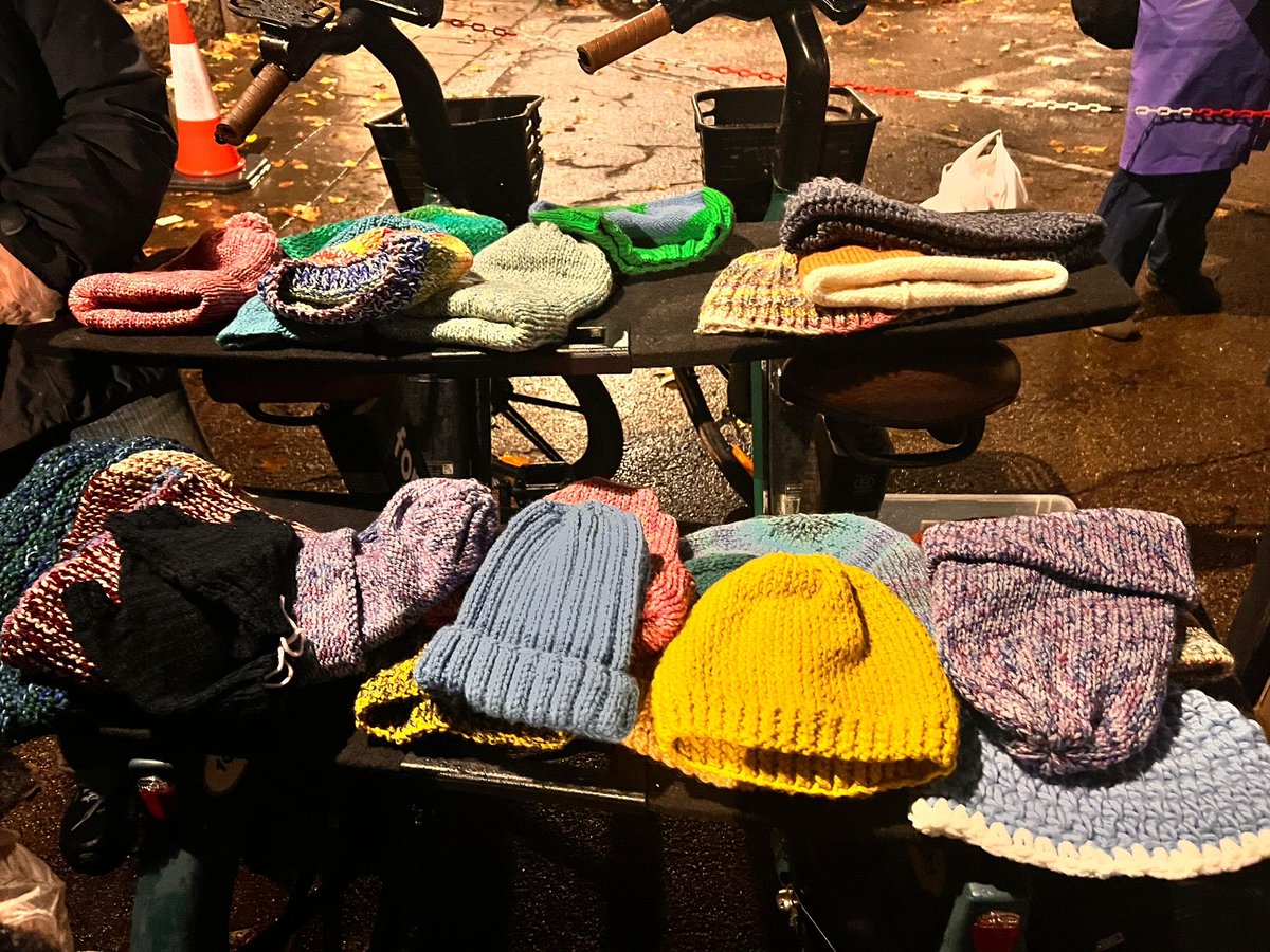 TimetoHelpUK's tweet image. We had the pleasure of hosting 8 incredible volunteers from all over London 🫶🏽✨ We spent a few hours making bracelets for orphans in Subsaharan Africa, which our team will hand-deliver 💙 Our volunteers also knitted hats for the homeless, which we’ll distribute as part of our…