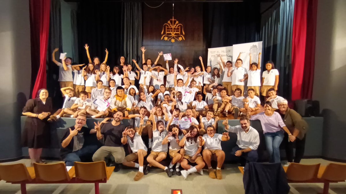 Emocionant alhora divertita l'entrega de premis ahir a @reginacarmelirubi als alumnes de 4t primària. L'any vinent repetirem amb el Regina. Somi!!!!! Amb més contes i més aventures per llegir i riure plegats!
