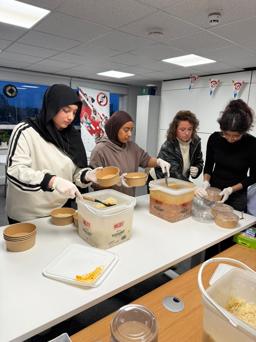 TimetoHelpUK's tweet image. We had the pleasure of hosting 8 incredible volunteers from all over London 🫶🏽✨ We spent a few hours making bracelets for orphans in Subsaharan Africa, which our team will hand-deliver 💙 Our volunteers also knitted hats for the homeless, which we’ll distribute as part of our…