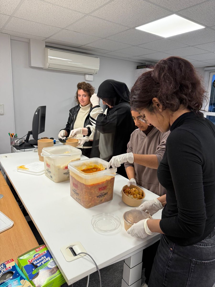 TimetoHelpUK's tweet image. We had the pleasure of hosting 8 incredible volunteers from all over London 🫶🏽✨ We spent a few hours making bracelets for orphans in Subsaharan Africa, which our team will hand-deliver 💙 Our volunteers also knitted hats for the homeless, which we’ll distribute as part of our…