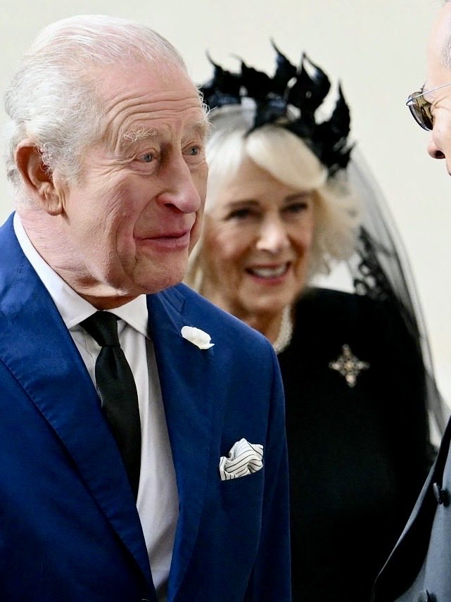 Camila en el Vaticano preparada para Halloween. 
Ya es difícil combinar tocado y velo. Pues ahí está.