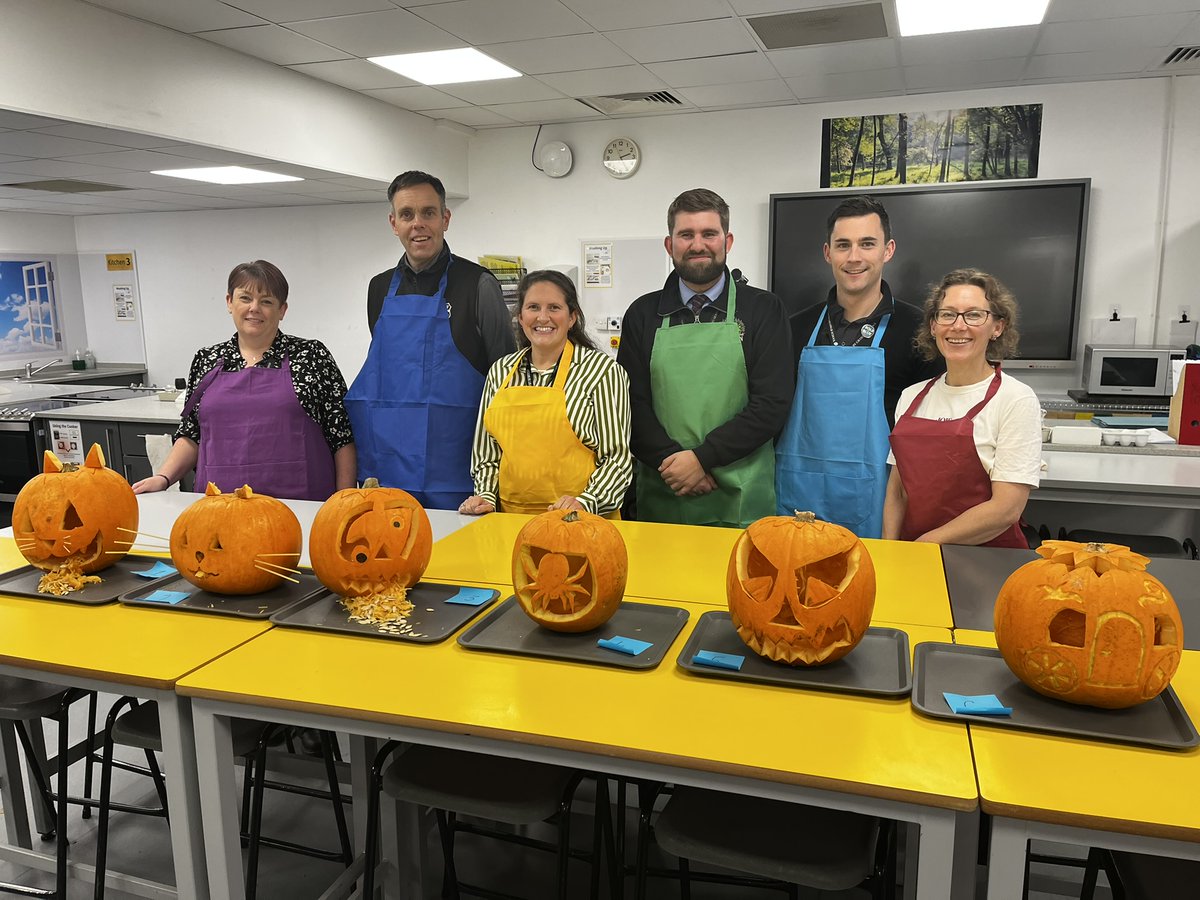 AGSFounded1598's tweet photo. 🎃 AGS held its first ever Pumpkin Carving Competition! Each Head of House carved a mystery pumpkin & students paid £1 to vote — raising funds for House charities. 👏 A great turnout, but Mrs Harris tapped into current trends to win the crown for Lee! 🏆 #HouseSpirit #TeamLee https://t.co/EMPUtZSlKi
