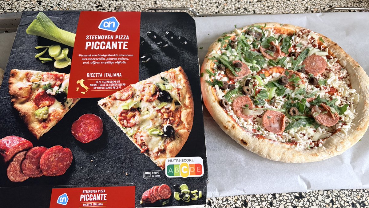 Zeg <a href="/albertheijn/">Albert Heijn</a> 
Plaatje op de verpakking is wat misleidend. Tot voor kort zaten er wel degelijk hele olijven op deze pizza van jullie. Nu moet er een andere tekst op: kan sporen van olijven bevatten. 
#krimpflatie
