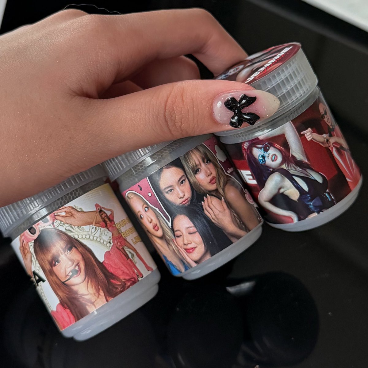 tinyangelcore's tweet image. แจก giveaway ยาดมหอมชื่นใจ👀💕
มี 3 ลายน้า 4 สาว , พี่เจนนี่ , ตะลิ้ด 

🗓️ Date/Time: 25-26 oct 5 โมงเป็นต้นไป
📍 Meet-up Spot: จะแจ้งอีกทีนะคะ 
RT โพสนี้ รับไปเลยย ทำมาลายละ 20 ชิ้นนะคะ 

#DEADLINE_IN_BANGKOK #BLACKPINK_DEADLINE_IN_BANGKOK