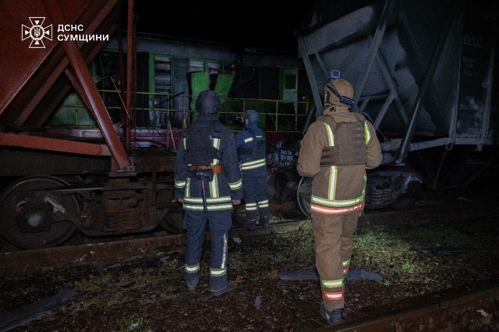 ukrainesinger's tweet photo. 💥 Night Attack on #SumyRegion
russian forces launched a strike drone attack on a railway station last night.
‼️ According to preliminary reports, two railway workers were injured.
#RussiaIsATerroristState https://t.co/yw7aoktGu8