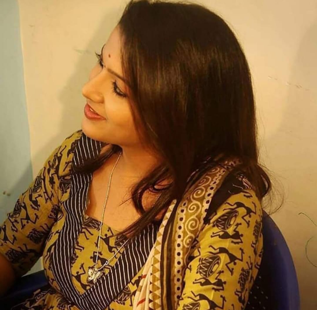 ஏக்கப்பார்வை வீசுவாள்
ஏகப்பெரு மகிழ்வை அருள்வாள் 
ஏகாந்தம் தர மறுப்பாள் 
எந்நேரமும் என்னுள் வசிப்பாள்
நிழலாய் நீங்காது நிற்பாள் 
நலம் வாழென வழி மொழிவாள் 
நல்லெண்ணத்தை வித்திடுவாள் 
நெஞ்சுக்கு உரம் சேர்த்திடுவாள் ஆக என் வாழ்வெனும் வானத்தின் நளிர்நிலா அவள்....!

<a href="/chithuofficial/">chithuvj</a> 🦋